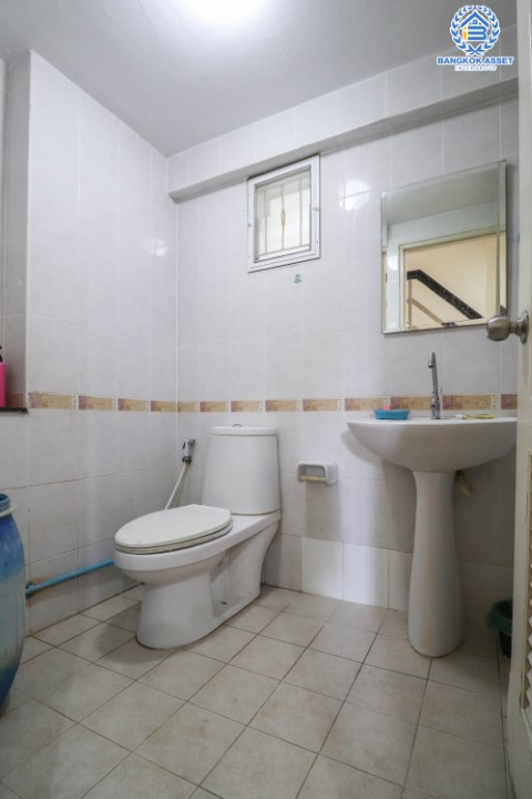 *****บ้านเดี่ยวมือสองย่านนนทบุรี ม.บางกอกการ์เด้นท์ กาญจนาภิเษก บนเนื้อที่ 51 ตร.ว. ฟังก์ชันครบจัดเต็ม 3 ห้องนอน 3 ห้องน้ำ จอดรถ 2 คัน บ้านสวยพร้อมอยู่ บรรยากาศร่มรื่น สงบ บนทำเลที่ดี เดินทางสะดวก ใกล้เซ็นทรัลเวสต์เกต และทางด่วนศรีรัช เพียงไม่กี่นาถึงถึง รถไฟฟ้าสถานี "ตลาดบางใหญ่" พร้อมราคาสุดพิเศษ!